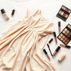 Jak dobrać makijaż do beżowej sukienki? Kolory i techniki