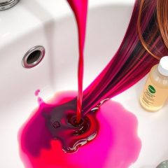 Jak skutecznie zmyć farbę z włosów? Domowe i profesjonalne metody