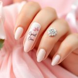 Jakie paznokcie wybrać do pudrowo różowej sukienki? Porady i inspiracje