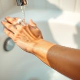 Jak skutecznie zmyć samoopalacz z rąk? Sprawdzone metody i porady