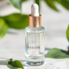 Serum do twarzy dla cery tłustej: co robić, żeby zobaczyć efekty