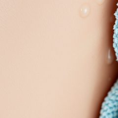 Uczucie ściągnięcia skóry po myciu: kiedy działa, a kiedy szkodzi